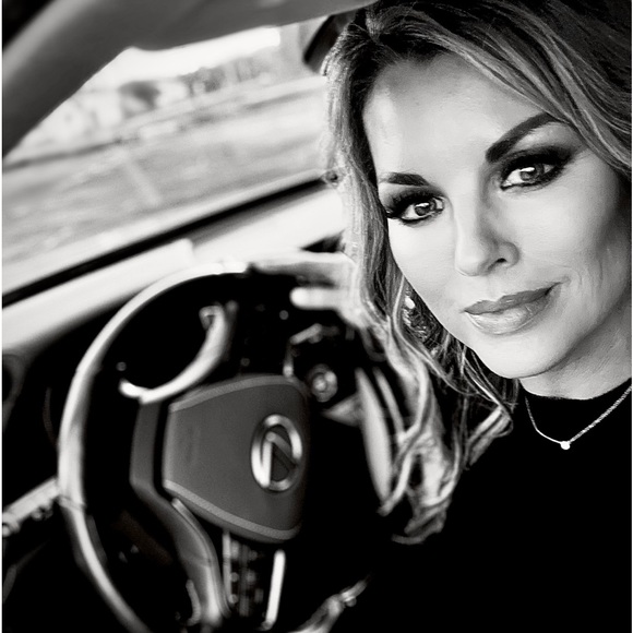 Meet your Posher, Adrienne - Picture 2 of 3